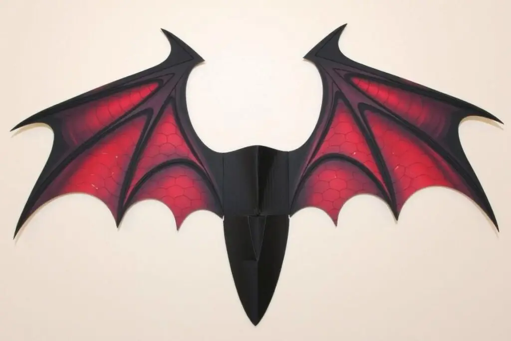 Gotowe skrzydła smoka z kartonu pomalowane na ciemne kolory