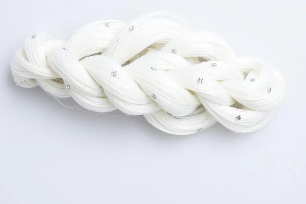 Gotowy warkocz Elsy z ozdobnymi elementami i srebrnym połyskiem