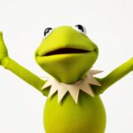 Kermit żaba z Muppet Show w charakterystycznej pozie z rozłożonymi ramionami