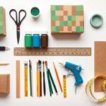 Materiały potrzebne do wykonania kostiumu Minecraft - karton, nożyczki, farby, taśma klejąca