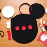 Materiały potrzebne do wykonania przebrania Myszki Miki rozłożone na stole