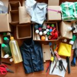 Różne materiały z recyklingu do tworzenia stroju ekologicznego dla chłopca