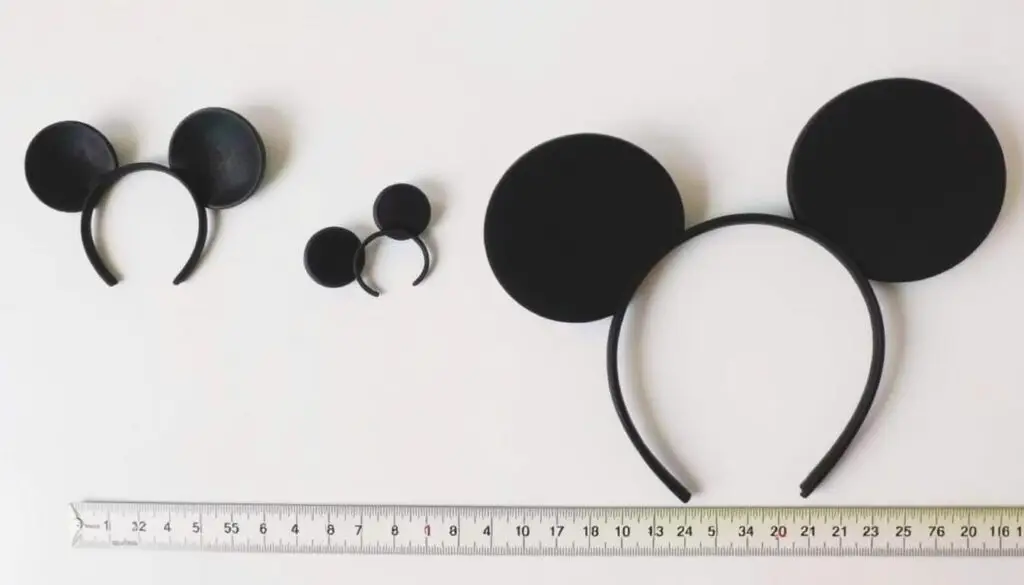Różne rozmiary uszu Myszki Miki dla różnych grup wiekowych