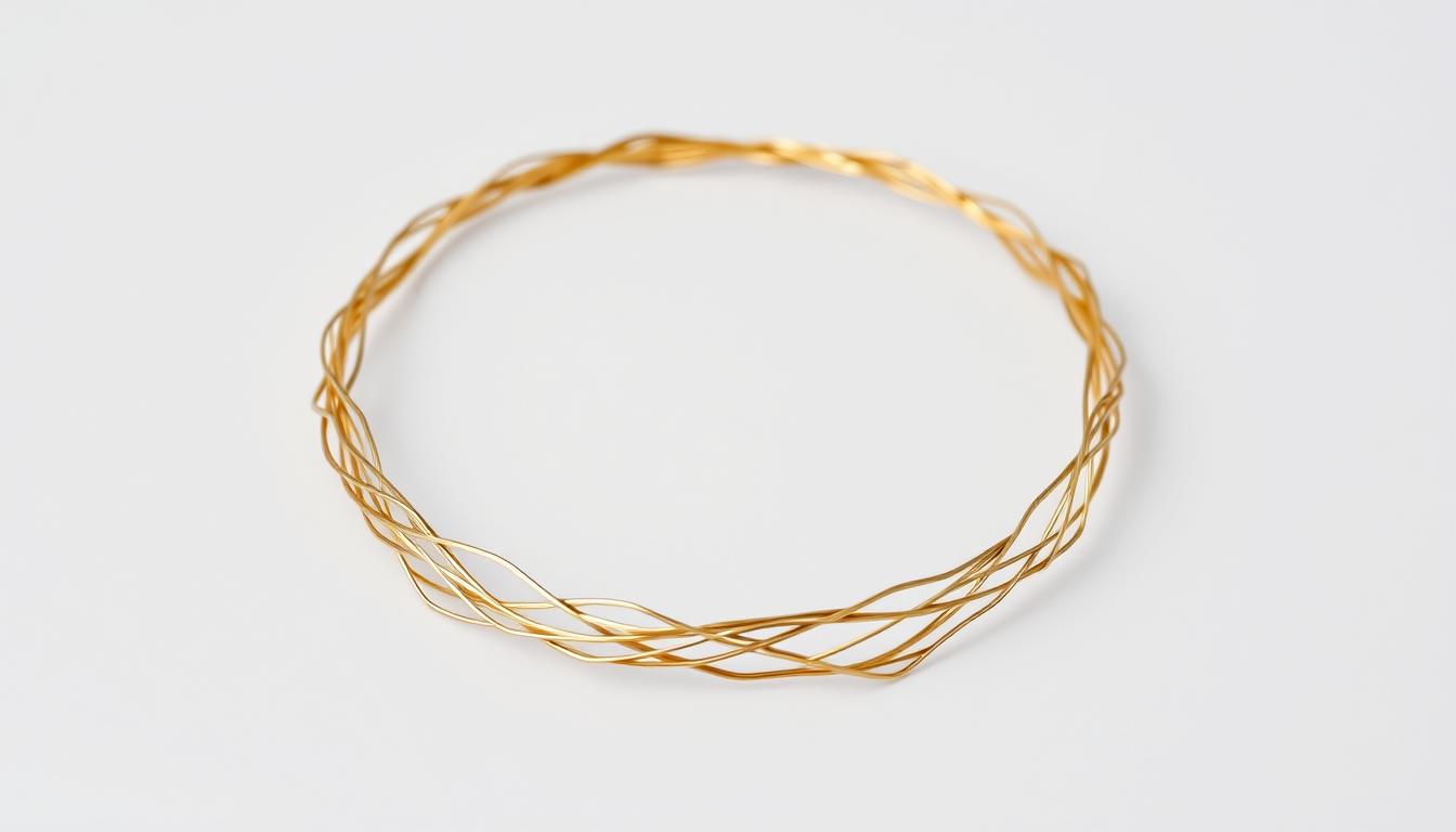 Aureola anioła wykonana z drucika kreatywnego na białym tle