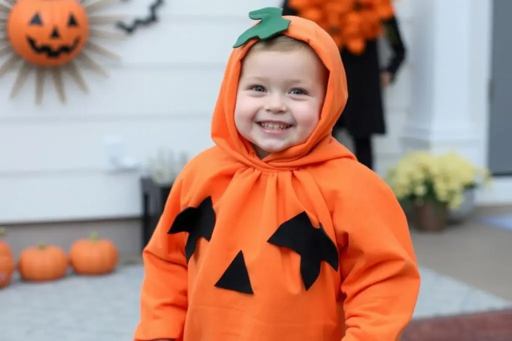 Dziecko w kostiumie dyni na Halloween