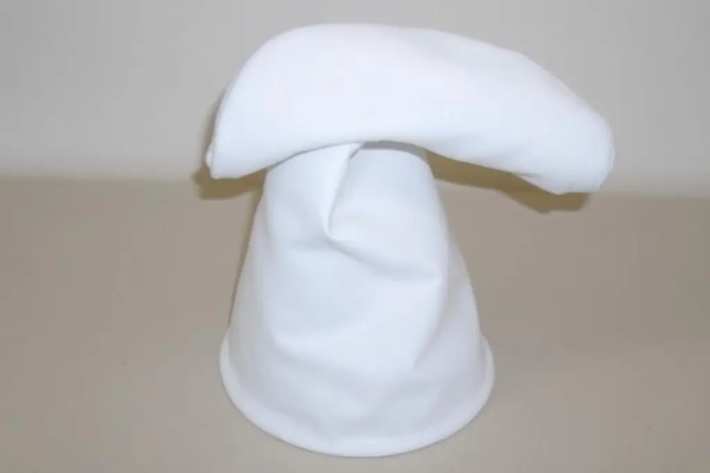Gotowa biała czapka smerfa uszyta z tkaniny