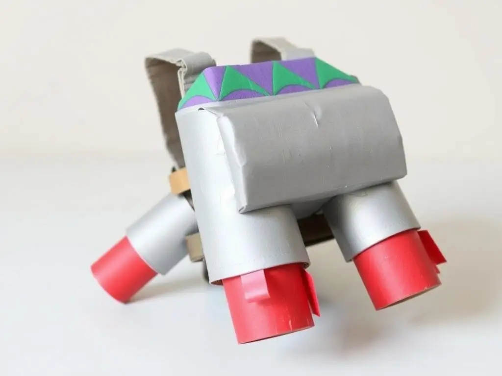 Gotowy plecak odrzutowy do stroju kosmonauty wykonany z kartonu i rolek po papierze