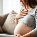 Kobieta w ciąży z kaszlem trzymająca się za gardło