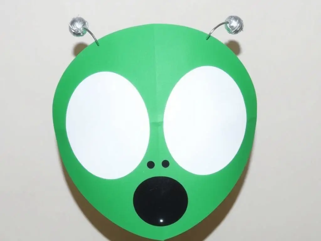 Maska kosmity wykonana z zielonego kartonu z dużymi oczami i antenkami