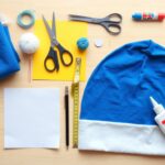 Materiały potrzebne do wykonania czapki smerfa - tkaniny, włóczka, papier, nożyczki i inne akcesoria