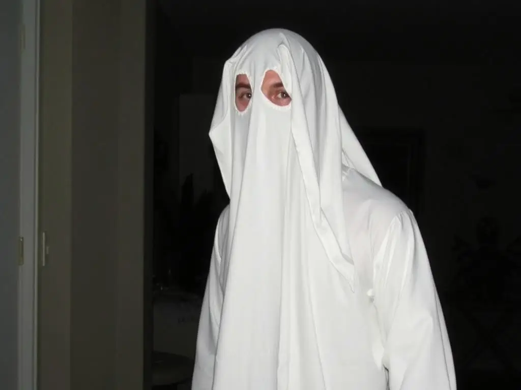 Osoba przebrana za ducha w prostym kostiumie z prześcieradła