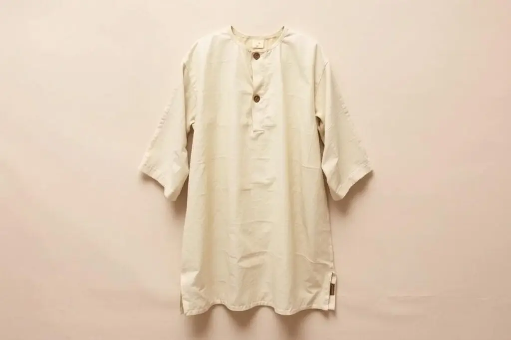 Tunika pasterza wykonana z naturalnego materiału w kolorze beżowym