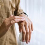 Pielęgnacja noworodka krok po kroku - codzienna opieka, higiena i bezpieczne rytuały - zdjęcie ilustracyjne